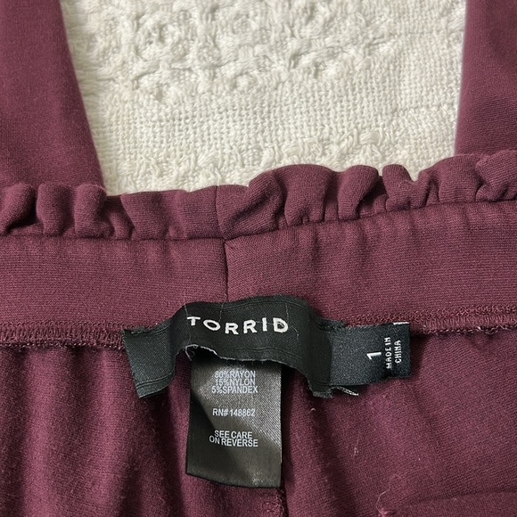 Torrid Burgundy Ruffle‎ Waist Pants Size 1 - Picture 6 of 9